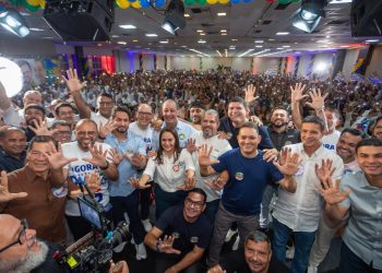 Após aprovação do fim da 6×1, Omar é aplaudido em encontros em Manaus