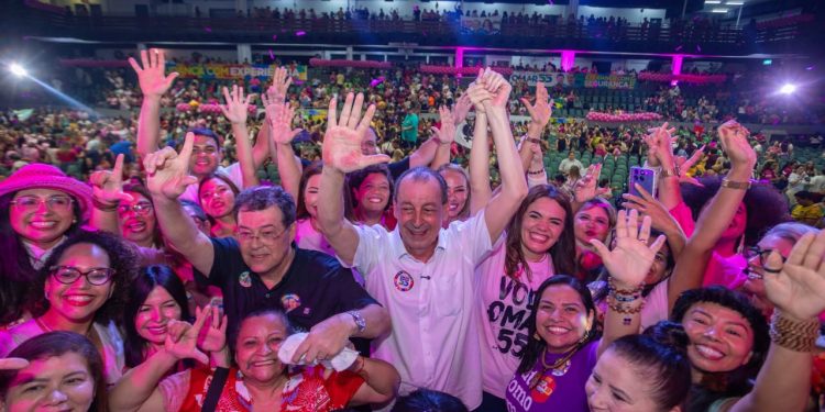 Omar firma compromisso de apoiar mães atípicas e ampliar políticas de proteção às mulheres no Amazonas