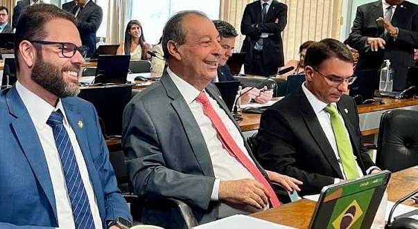 Silêncio de Flávio Bolsonaro sobre Omar em Manaus intriga bolsonaristas sobre diálogo republicano entre os dois