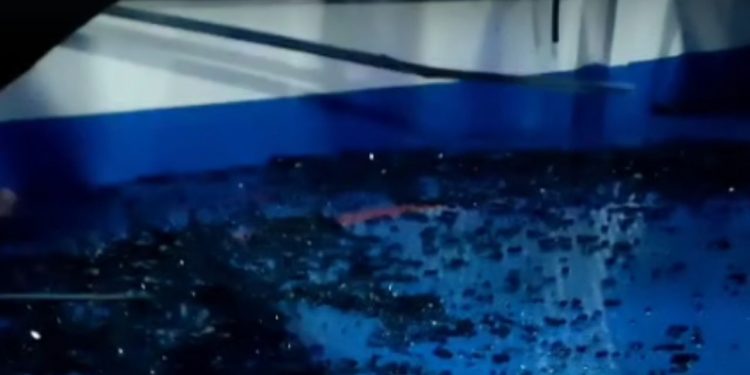 Temporal quebra vidros de barco e deixa passageiros feridos durante viagem para Maués