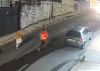 Vídeo: bandid0s r0ubam carros, celulares e dão tir0s no meio da rua em Manaus