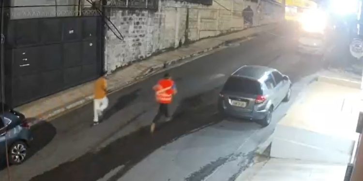 Vídeo: bandid0s r0ubam carros, celulares e dão tir0s no meio da rua em Manaus
