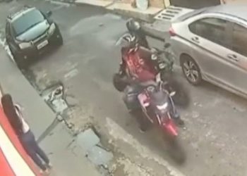 Vídeo mostra tentativa de assalt0 contra mulher indefesa na porta de casa em Manaus 