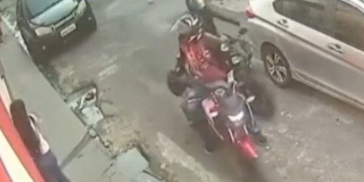 Vídeo mostra tentativa de assalt0 contra mulher indefesa na porta de casa em Manaus