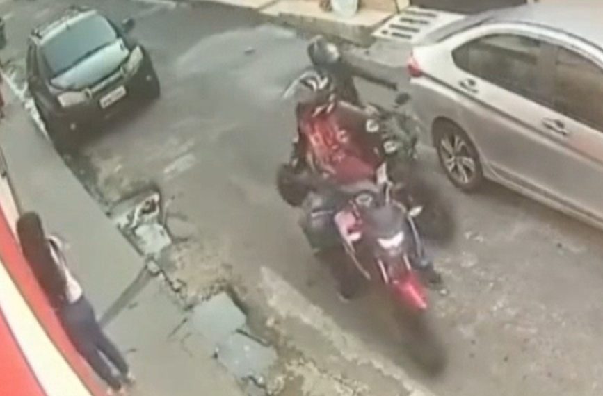 Vídeo mostra tentativa de assalt0 contra mulher indefesa na porta de casa em Manaus 