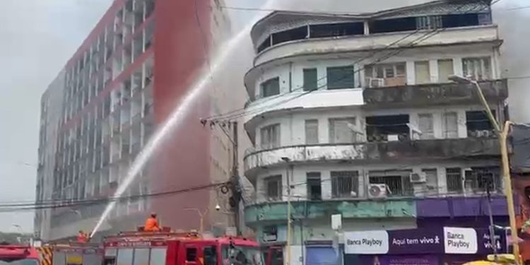 Vídeos: bombeiros afirmam que incêndio no Centro de Manaus atingiu nove estabelecimentos