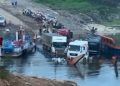 Vídeo: balsa afunda com caminhões durante travessia em trecho da BR-319