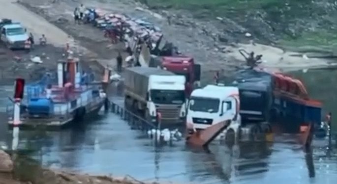 Vídeo: balsa afunda com caminhões durante travessia em trecho da BR-319