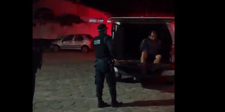 Vídeo: homem é preso por colocar membr0 para fora na frente de menina no meio da rua