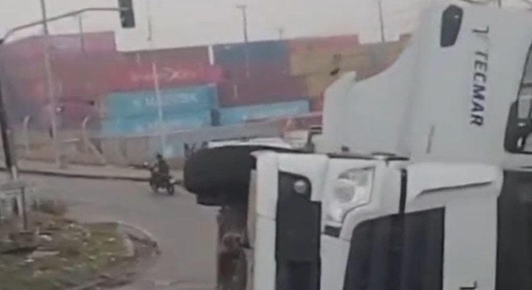 Vídeo: carreta tomba perto do Porto Chibatão na manhã desta quarta-feira (14)
