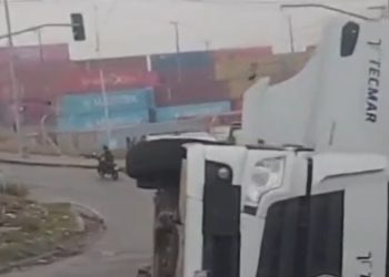 Vídeo: carreta tomba perto do Porto Chibatão na manhã desta quarta-feira (14)