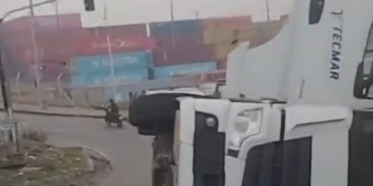 Vídeo: carreta tomba perto do Porto Chibatão na manhã desta quarta-feira (14)