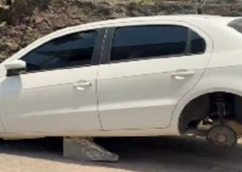 Homem vai sair de casa e encontra o carro sem os quatro pneus em Manaus