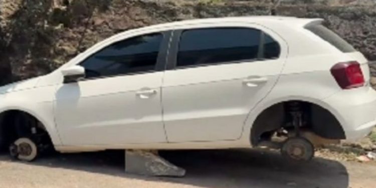 Homem vai sair de casa e encontra o carro sem os quatro pneus em Manaus