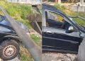 Carro fica pendurado à beira de cair em igarapé na Compensa
