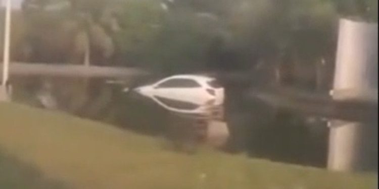 Vídeo: motorista se empolga e entra com carro no lago do motel em Manaus: ‘tá muito quente’