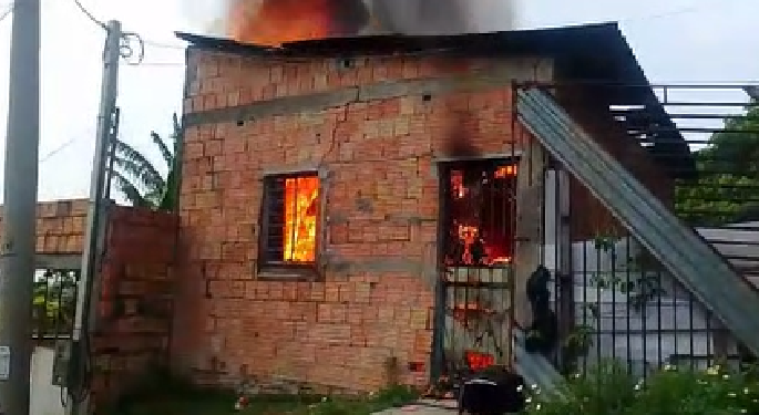 Em Manaus, eleitora sai de casa para voltar e no retorno descobre que ela perdeu tudo para o fogo
