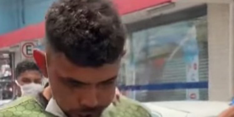 Vídeo: suspeit0 de furt0 nas lojas que pegaram fogo é preso no Centro de Manaus