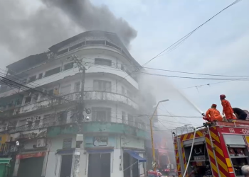 Incêndio em restaurante no Centro de Manaus pode ter começado em churrasqueira, diz proprietário