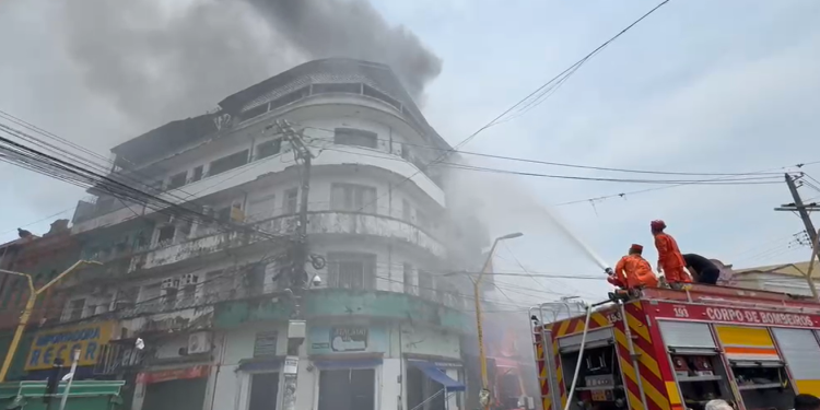 Incêndio em restaurante no Centro de Manaus pode ter começado em churrasqueira, diz proprietário