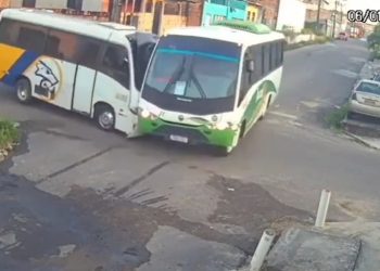 Vídeo: ônibus não param e os dois batem em Manaus