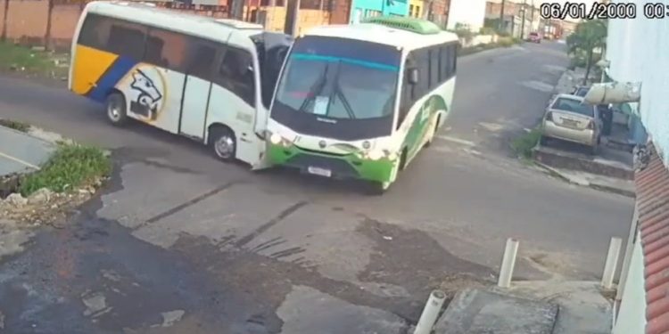 Vídeo: ônibus não param e os dois batem em Manaus