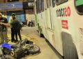 Motoqueiro faz conversão ao lado de ônibus e passageira tem membro esmagad0 em Manaus