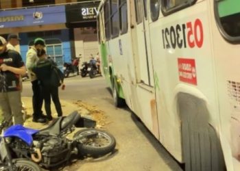 Motoqueiro faz conversão ao lado de ônibus e passageira tem membro esmagad0 em Manaus