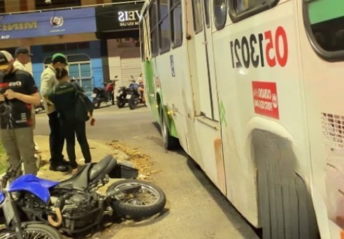 Motoqueiro faz conversão ao lado de ônibus e passageira tem membro esmagad0 em Manaus