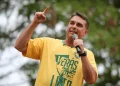 Flávio Bolsonaro se posiciona contra o fim da escala 6×1 e aposta em jornada flexível