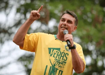 Flávio Bolsonaro se posiciona contra o fim da escala 6×1 e aposta em jornada flexível
