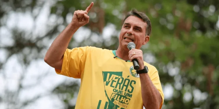 Flávio Bolsonaro se posiciona contra o fim da escala 6×1 e aposta em jornada flexível