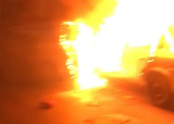 Carro é consumido pelo fogo na manhã desta segunda-feira (5) no bairro Novo Aleixo