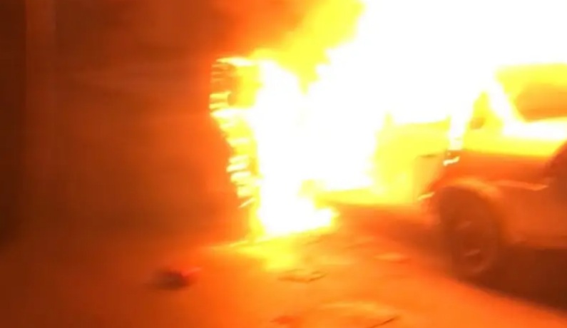 Carro é consumido pelo fogo na manhã desta segunda-feira (5) no bairro Novo Aleixo