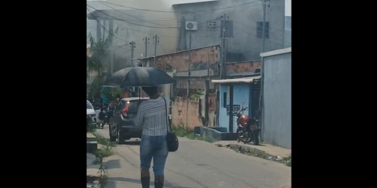 Vídeo: Casa é tomada rapidamente pelo fogo no bairro Nossa Senhora de Fátima