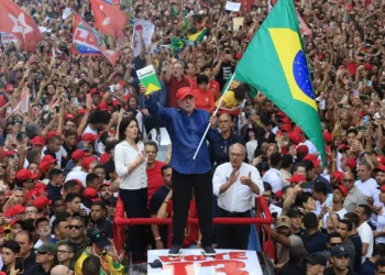 Lula vence Flávio Bolsonaro e é reeleito presidente do Brasil após virada