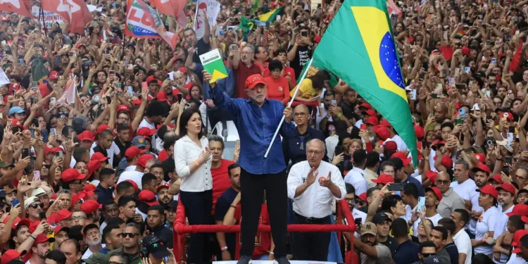 Lula vence Flávio Bolsonaro e é reeleito presidente do Brasil após virada