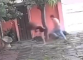 Vídeo: Lutador é flagrado dando 14 s0c0s em mulher e levando o celular dela