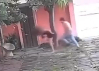Vídeo: Lutador é flagrado dando 14 s0c0s em mulher e levando o celular dela