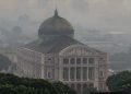 Manaus está totalmente coberta por fumaça; Defesa Civil pede que população use máscara