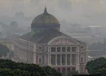 Manaus está totalmente coberta por fumaça; Defesa Civil pede que população use máscara