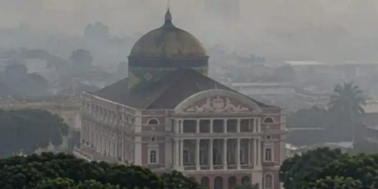Manaus está totalmente coberta por fumaça; Defesa Civil pede que população use máscara