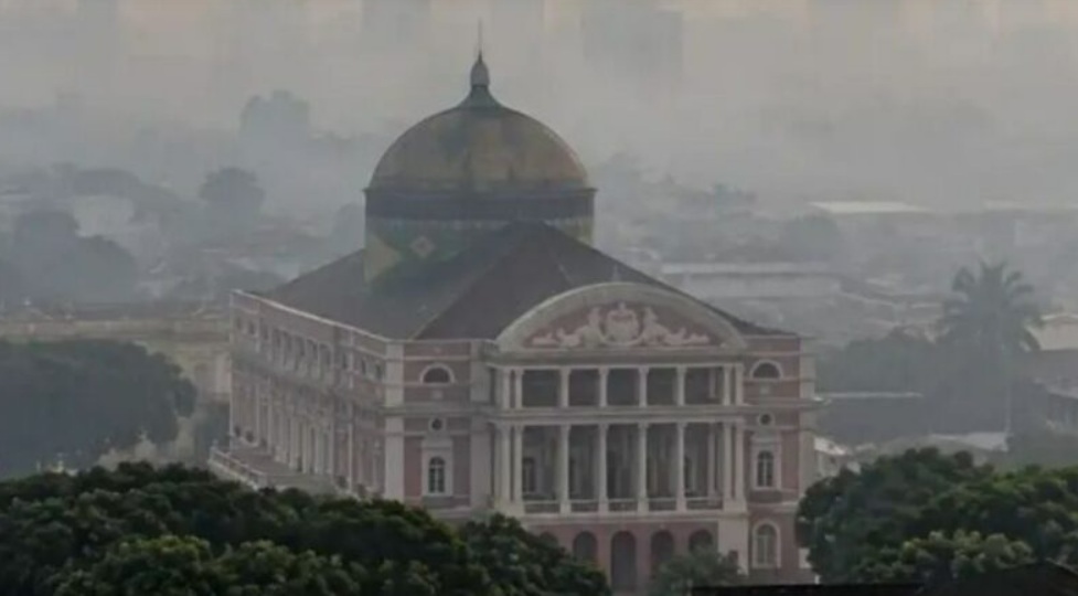 Manaus está totalmente coberta por fumaça; Defesa Civil pede que população use máscara