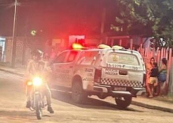 Homem m0rre, assassin0 fica ferid0 e mulher toma tir0 no pé no interior do Amazonas