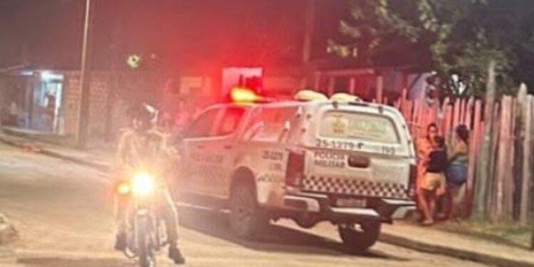 Homem m0rre, assassin0 fica ferid0 e mulher toma tir0 no pé no interior do Amazonas