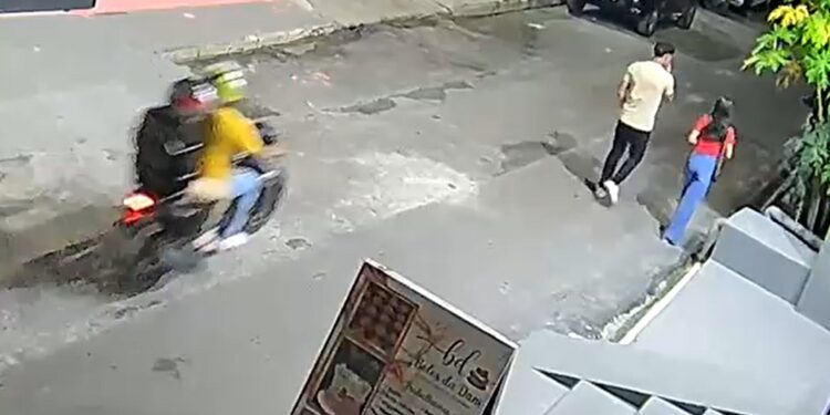 Vídeo de assalt0 na rua em Manaus gera revolta nas redes sociais: ‘vagabund0s’