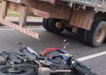 Motoqueiro vai parar embaixo de caminhão na Avenida das Torres