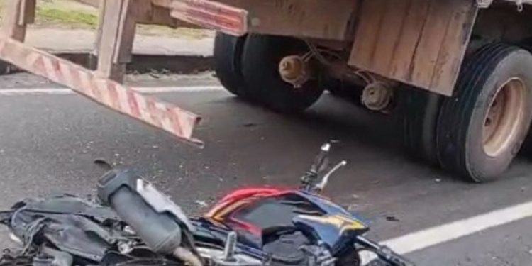 Motoqueiro vai parar embaixo de caminhão na Avenida das Torres