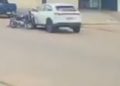 Vídeo: jovem de 17 anos tenta dar um “grau” com a moto e acerta carro no bairro Nova Esperança