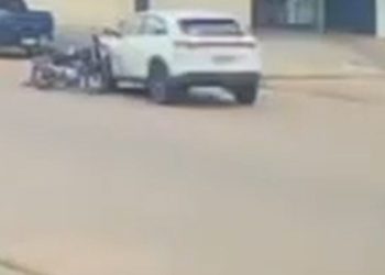 Vídeo: jovem de 17 anos tenta dar um “grau” com a moto e acerta carro no bairro Nova Esperança